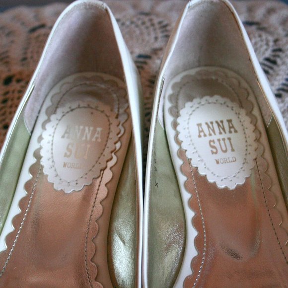 Anna Sui Creamy White Leather Pointy Toed Flats With Studded Bow Size 7 - Picture 5 of 10